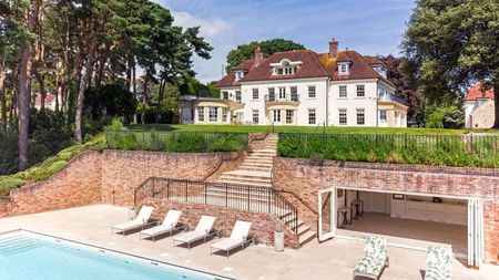 Și-a pus la vânzare conacul cu vedere la mare și piscină încălzită pentru 14.200.000 de euro