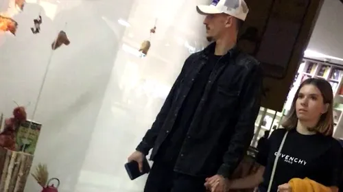 VIDEO EXCLUSIV | Andrei Vlad îşi răsfaţă iubita în mall! Cum arată tânăra care l-a cucerit pe „Messi al portarilor”