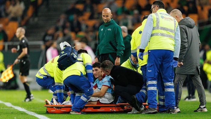 Momente de coșmar în Europa League: antrenorul învins de FCSB și-a văzut fiul scos pe targă