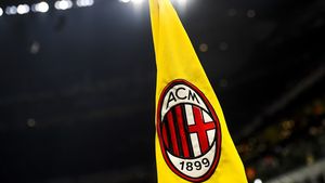 AC Milan va investi 1,5 milioane de euro în stadionul din Craiova unde s-au lansat fraţii Adrian şi Sabin Ilie, Dănciulescu sau Gabi Popescu