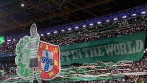 FOTO | Cum au încercat fanii lui Sporting să-l enerveze pe Messi! Coregrafie specială dedicată lui Cristiano Ronaldo