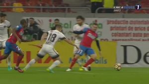 Niciun meci fără probleme de arbitraj! Steaua a beneficiat de un penalty acordat foarte ușor de arbitrul George Găman. FOTO | Duelul dintre Brandan și Adi Popa
