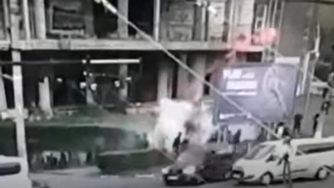 VIDEO | Imaginile bătăii dintre suporteri înainte de Oțelul - Dinamo, în urma căreia un polițist a fost lovit cu o piatră în cap și dus de urgență la spital! 26 de persoane au fost reținute