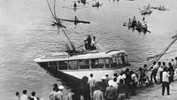 „Eroul necunoscut”. Înotătorul care a salvat 20 de oameni de la moarte după ce un autobuz a căzut într-un lac înghețat