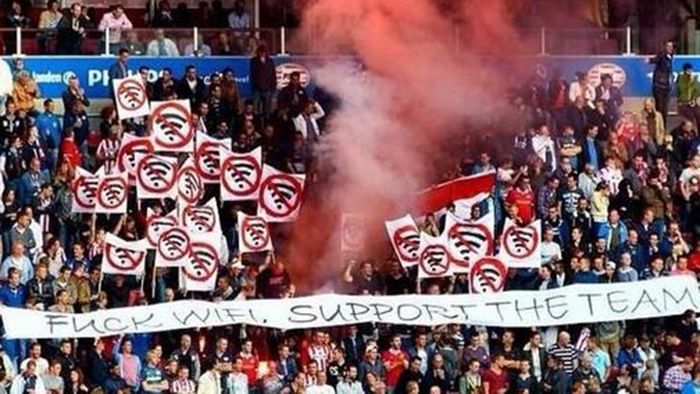 Fanii lui PSV au protestat împotriva deciziei conducerii de a introduce Wi-Fi pe Philips Stadium 