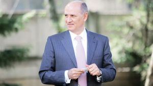 Îi arată cec-ul lui Răzvan: "Am cheltuit aproape 17 milioane! Îl aștept la reunire!"** Copos anunță 3 transferuri și vorbește despre înlocuitorul lui Ciprian Deac