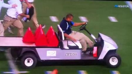 VIDEO Mașinuța posedată!** Scene incredibile pe un stadion din America! Două persoane au avut nevoie de îngrijiri medicale!