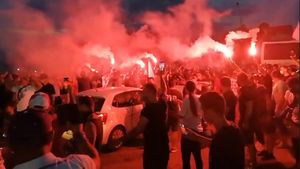 VIDEO | A început petrecerea la Pitești! Fanii Argeșului au sărbătorit în jurul stadionului promovarea în Liga 1 cu torțe și au scandat numele lui Nicolae Dobrin. Manifestația s-a mutat apoi în centrul orașului