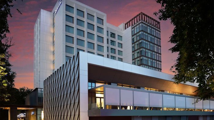 Simona Halep, răsfățată la un hotel de 5 stele din Cluj. A fost toată numai un zâmbet alături de Patrick Ciorcilă, directorul turneului Transylvania Open