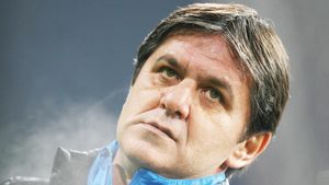 Lăcătuș are încredere în jucătorii săi:** "Nu se vor speria de atmosfera de pe San Paolo!"