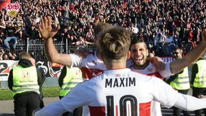 Maxim o părăsește pe VfB Stuttgart în vară: "Acum nu pleacă nimeni, discutăm la finalul sezonului". Românul este cerut în Anglia