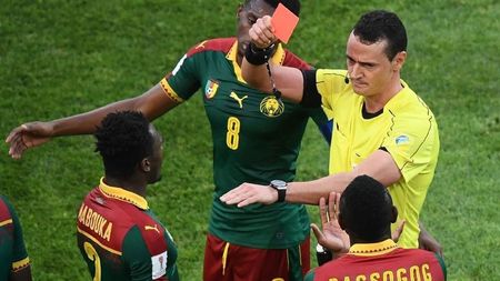 Gafă de proporții la Cupa Confederațiilor, după o fază analizată cu proba video! Eroarea, remediată după o nouă analiză a fazei. Jucătorul eliminat și apoi reprimit pe teren în Camerun - Germania