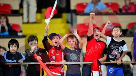 FOTO Copiilor nu le place la "teatru"! Ce banner au afișat fanii "câinilor" cu Viitorul