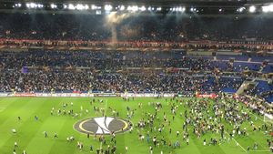 Nebunie la Lyon! Fanii lui Beșiktaș au creat HAOS și startul meciului a fost amânat. FOTO și VIDEO | Suporterii francezi au invadat terenul pentru a scăpa de furia turcilor