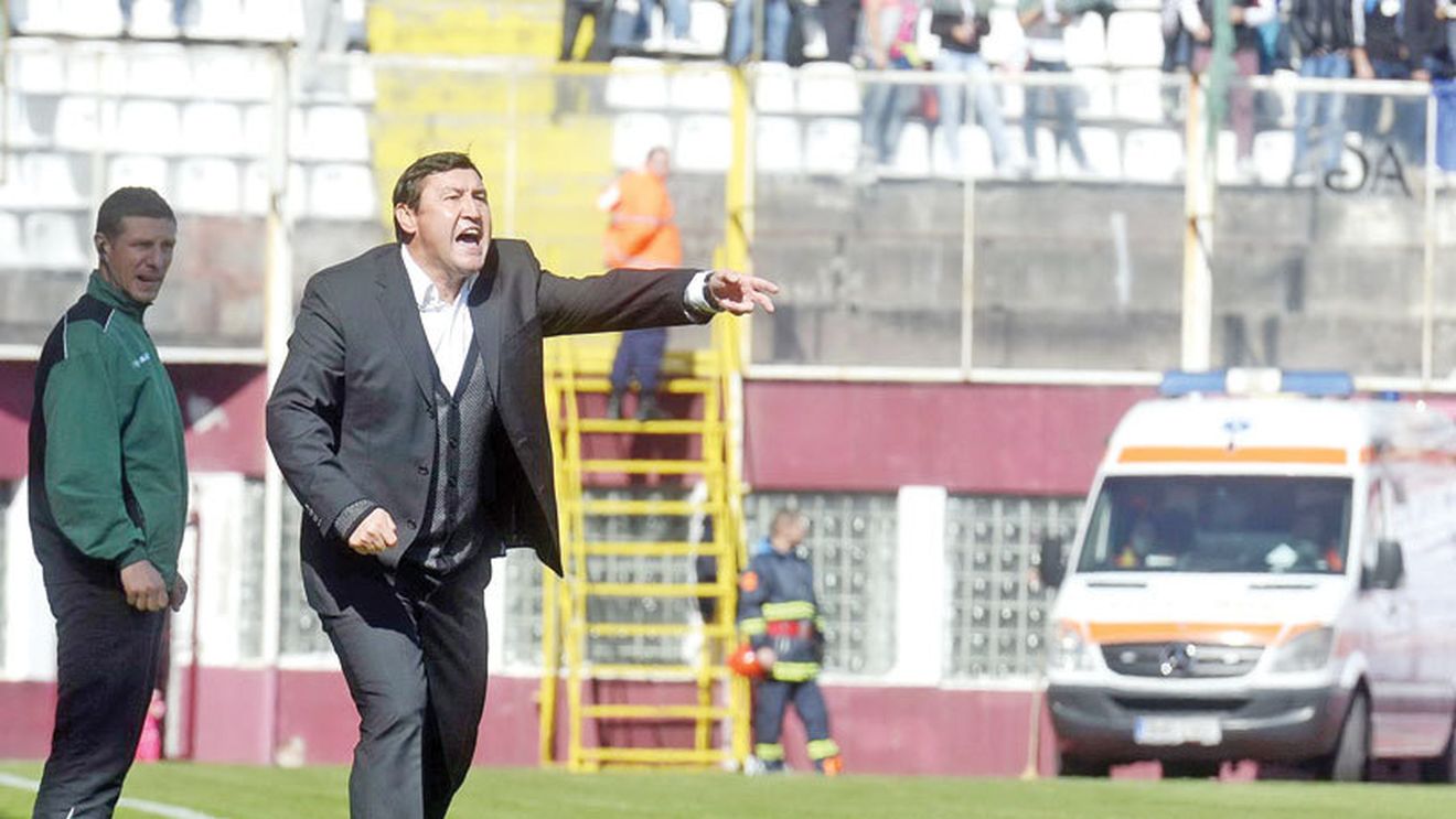 Sponsor în Giulești! În timp ce patronii caută ajutoare, antrenorul face de toate la Rapid