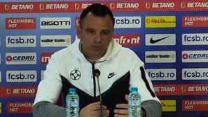 Toni Petrea, la primul duel direct cu fostul său șef Laurențiu Reghecampf în Universitatea Craiova-FCSB. „Ne cunoaștem filozofiile de joc, sper să-l surprind"