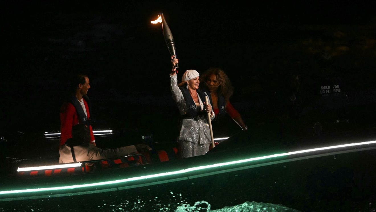 Momentul fabulos cu Nadia Comăneci la ceremonia de deschidere a Jocurilor Olimpice de la Paris! Românca a primit onoarea de a duce torța alături de Nadal și Serena Williams