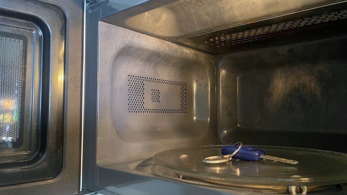 De ce își lasă tot mai mulți șoferi cheile în cuptorul cu microunde