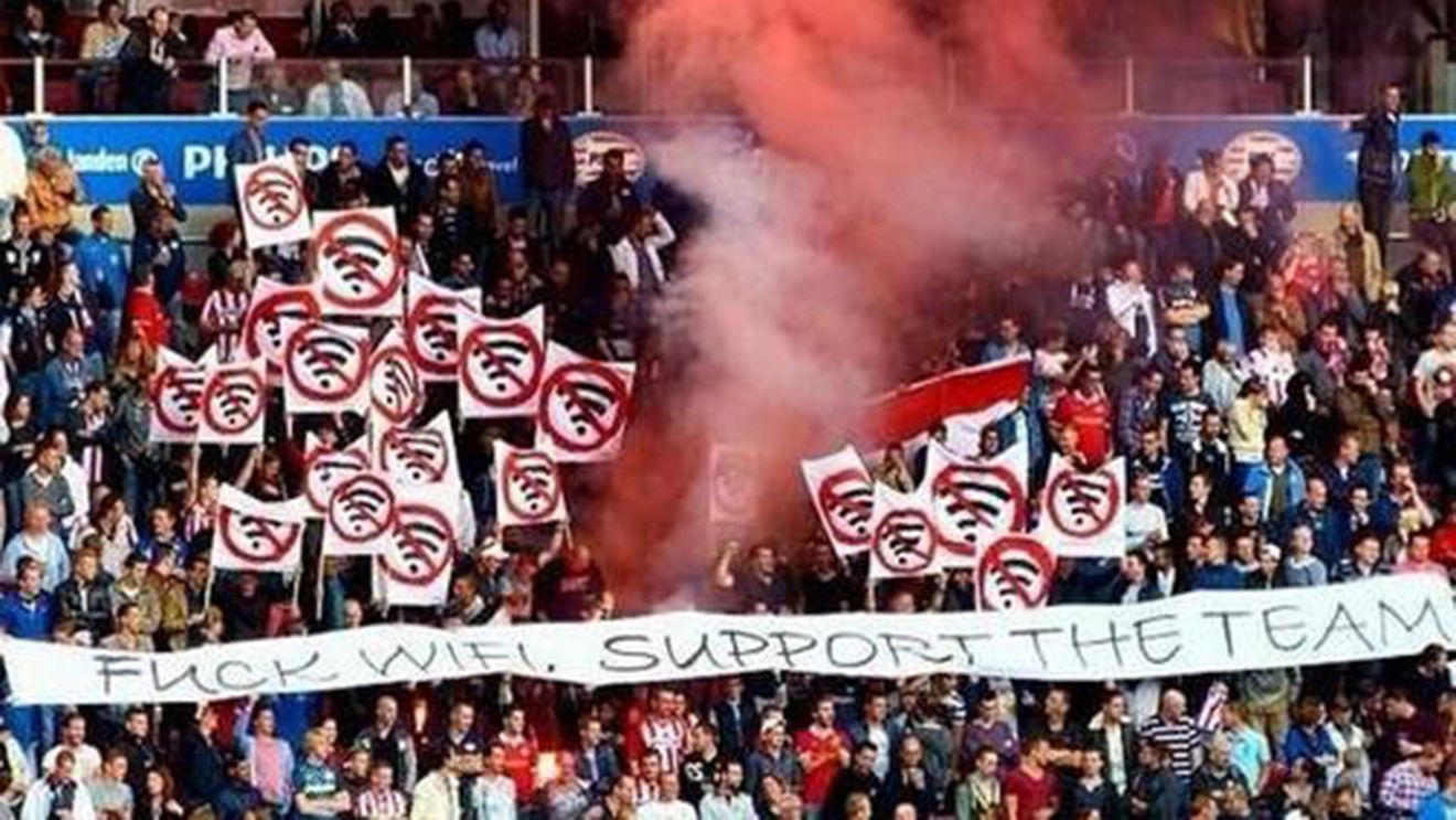 Fanii lui PSV au protestat împotriva deciziei conducerii de a introduce Wi-Fi pe Philips Stadium 