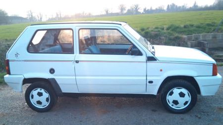FOTO: Un Fiat Panda Italia '90 a fost scos la vânzare. Doar 4 astfel de modele mai sunt în lume, dar prețul e foarte accesibil. Cât costă