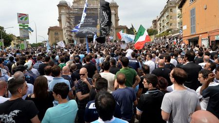 Derby fără sfârșit. VIDEO Fanii lui Lazio și-au "îngropat" rivala din oraș
