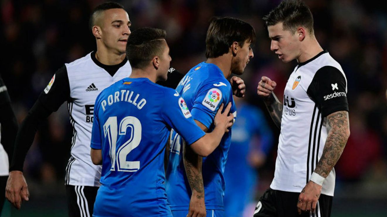 Etapă de coșmar pentru granzii din La Liga! Valencia, ultima "victimă": "Liliecii", la prima înfrângere în campionat, deși au jucat aproape tot meciul cu un om în plus. Fără să câștige, BarÃ§a și-a mărit avantajul în fruntea clasamentului