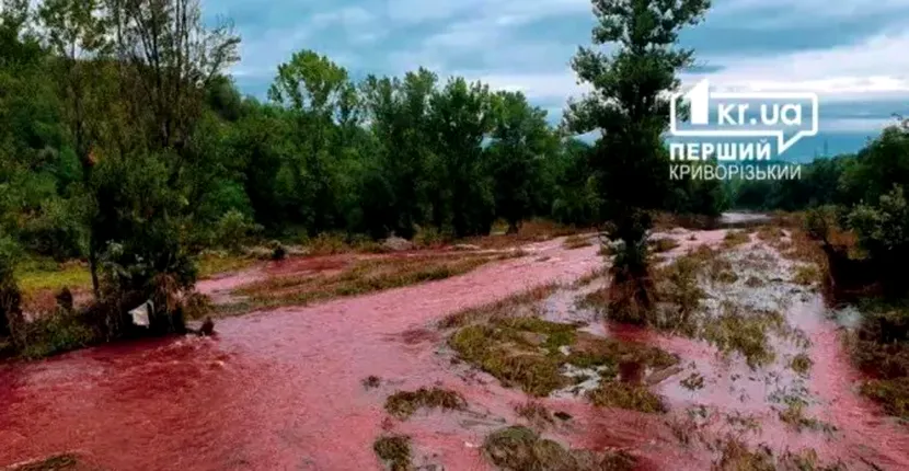 Un râu din Ucraina a devenit roșu ca sângele la o zi după ce Rusia a lovit cu rachete zona unui baraj. Este un atac terorist