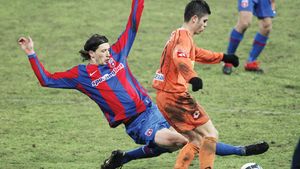 A venit din vacanță** și i-a bătut!