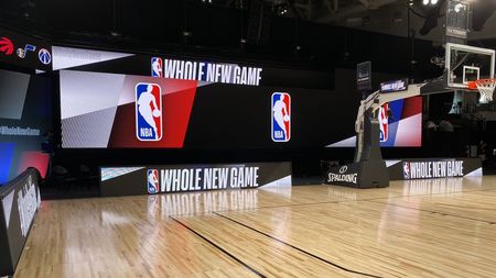 La noapte se reiau meciurile din NBA! Care sunt primele partide și ce facilități au marile vedete din baschet în paradisul din Florida