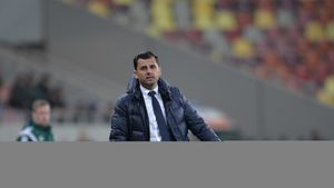 S-a enervat Dică: "Cu noi nu contează, pot să aibă și 15 jucători cartonașe galbene, nu contează!". Ce l-a deranjat, de ce se teme de Sepsi și când va debuta Bălgrădean