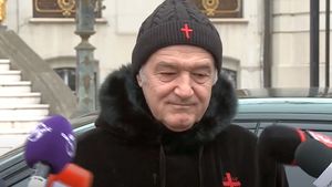 Gestul imens pe care Gigi Becali l-a făcut pentru bărbatul care a cărat toată ziua beton cu găleata și care nu avea acoperiș la casă! Când a văzut că are carne vie în palme, miliardarul a decis asta