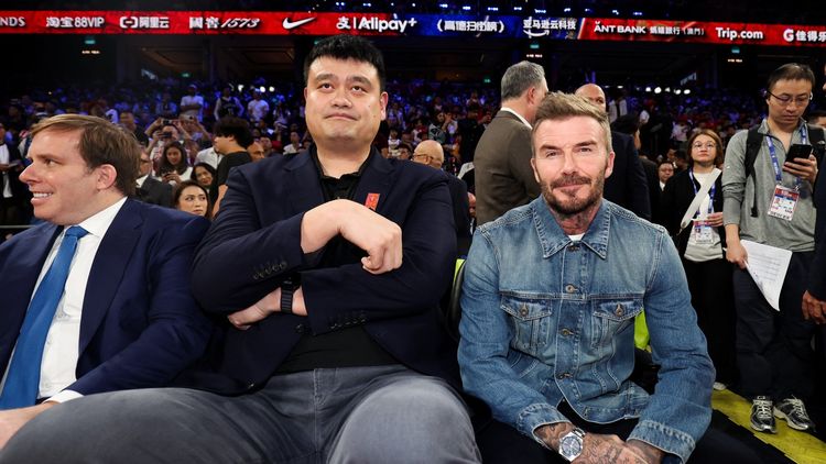 Cum arată David Beckham lângă Yao Ming, gigantul de 2,32 metri