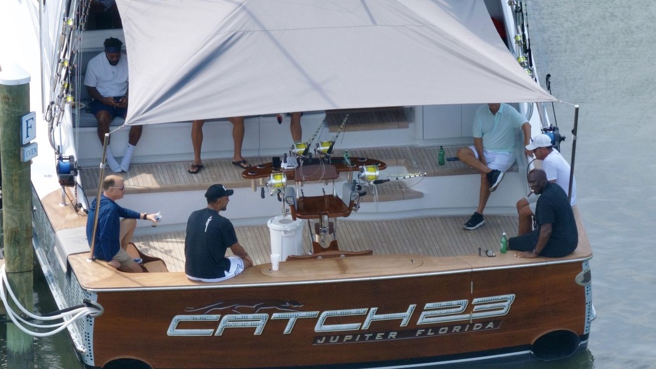 Michael Jordan vrea să prindă pești pentru a pune mâna pe un jackpot de 3,2 de milioane de euro! Are 9 pescari cu el la bordul iahtului său de peste 15 milioane de euro