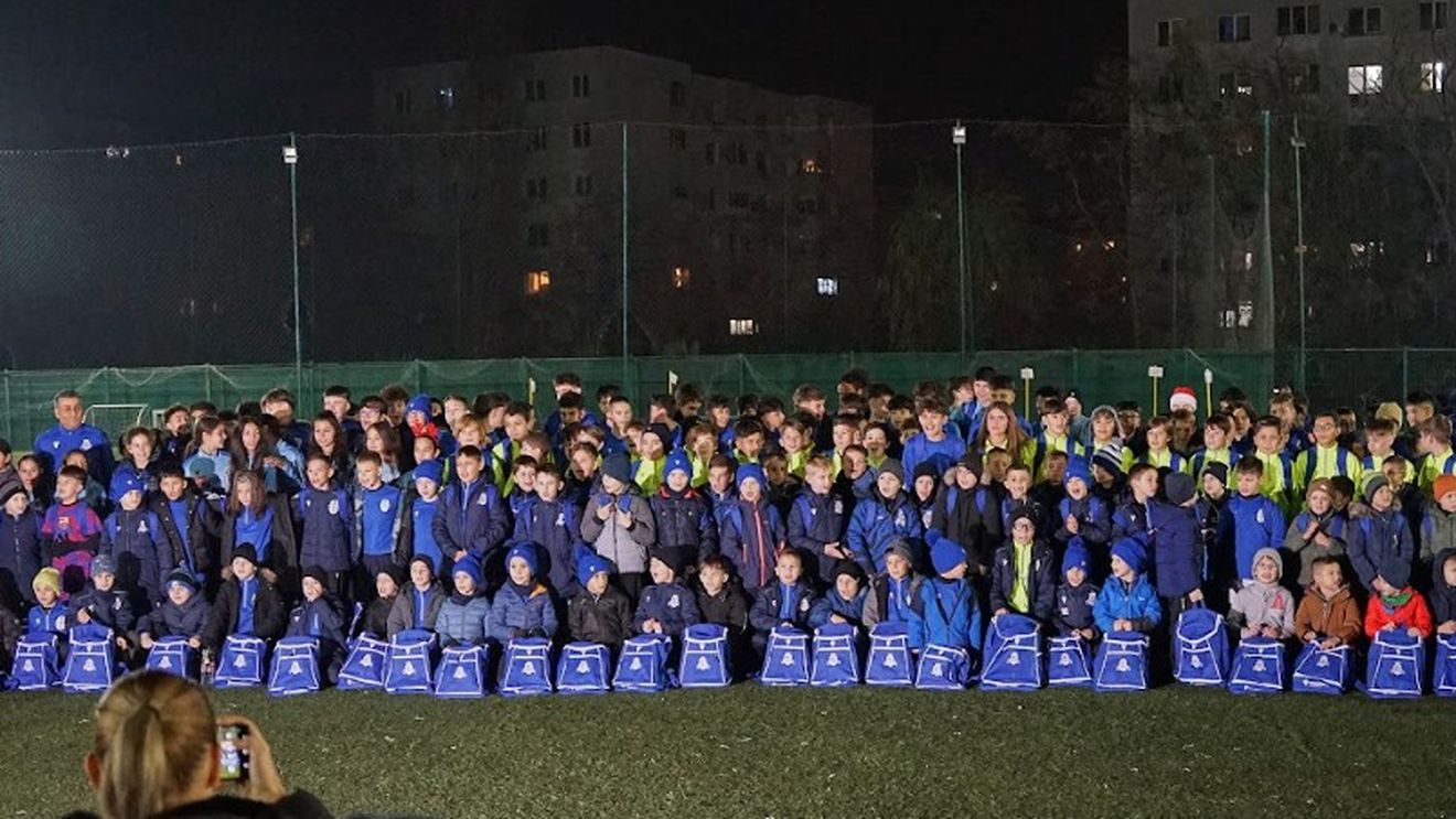 Moș Crăciun a venit la Academia Daco-Getica! 400 de tineri fotbaliști au primit cadouri