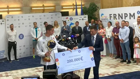 Eduard Novak i-a înmânat cecul de 200.000 de euro lui David Popovici: „A devenit o stea a României!”