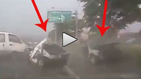 ACCIDENT ȘOCANT! VIDEO Mașină RUPTĂ‚ în două pe șosea: ce s-a întâmplat cu pasagerii!