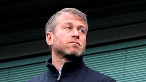 Cine mai înțelege ceva din fotbal? Cu siguranță nu Abramovich!** Rusul a plătit miliarde de euro, două "no name-uri" l-au adus aproape de singurul trofeu pe care nu-l poate cumpăra