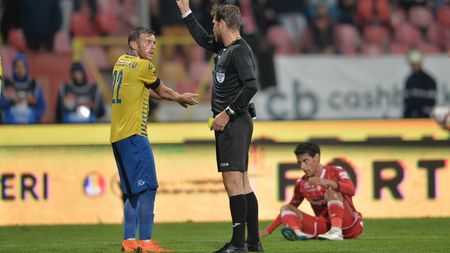 Declarația zilei | Alex Munteanu, sincer după ce a fost eliminat în meciul cu Dinamo: "M-a surprins domnul arbitru înjurând, îl felicit! A luat decizia corectă" :)
