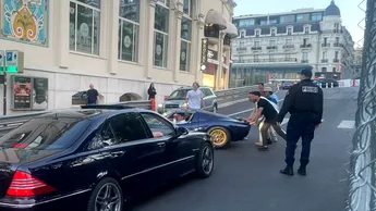 Ce s-a întâmplat când un milionar a rămas cu bolidul Lamborghini în plină stradă! Mașina de 58 de ani costă 1.500.000 de euro: cum a scăpat șoferul celebru de momentul jenant