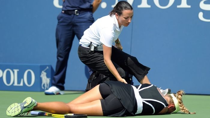 ȘOCANT!** Azarenka a leșinat și a fost scoasă de pe teren într-un scaun cu rotile!