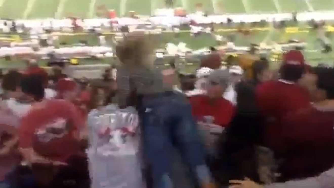 VIDEO - Bătăile dintre ultrași sunt joacă de copii! O femeie a lovit un bărbat în toate stilurile, la un meci de fotbal american