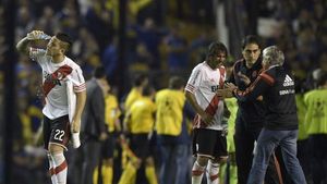"Nu mai văd nimic, sunt ars". El SuperClasico, întrerupt, după ce jucătorii lui River au fost stropiți de fanii lui Boca cu o substanță iritantă