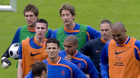 Fanii și presa olandeză vor rezervele pe teren!