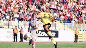 Lăcătuș se bate cu Steaua!** Pentru ce fotbaliști se luptă Porumboiu și Becali?