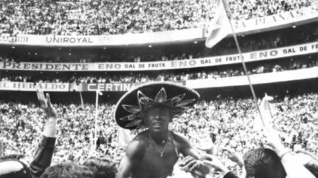 Ștucan adună Amintiri de Mondiale. Balint: "Am și acum în minte imaginea din 1970 cu Pele purtat pe brațe, cu un sombrero pe cap"