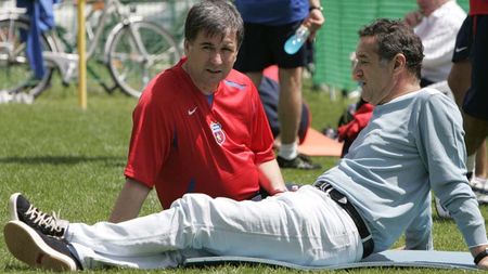 Turcu: "Argăseală e sluga lui Gigi!** Îi aprinde țigara și îi toarnă apă în pahar!"