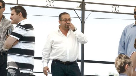 "Mușcați din câini"