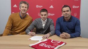 Răzvan Marin la Ajax | Nici Petre Marin, nici Gică Hagi. Omul din fotbalul românesc la care s-a gândit Răzvan după prezentarea la Ajax: "Mă știe de la 16 ani, m-a ajutat foarte mult!"