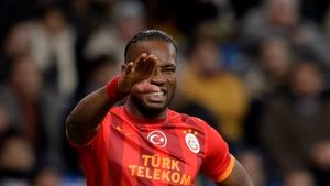 Drogba și Eboue ar putea fi sancționați pentru că i-au adus un omagiu lui Nelson Mandela! FOTO: Mesajele afișate