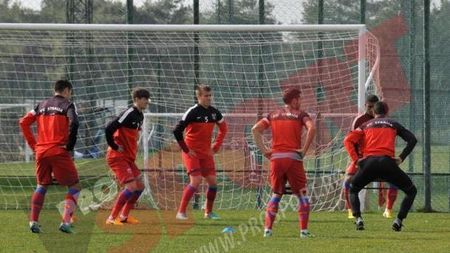 I-a bătut, dar le dă o veste bună:** "Eu mă rog uneori să pierd în amicale!" Reghe nu trebuie să își facă griji înaintea dublei cu Ajax. Argumentul lui Petrescu